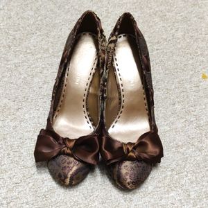 Gianni Bini lace pumps